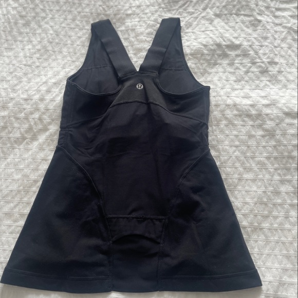 Lululemon Deep V Black Tank with removable cup inserts. Size 4. Great condition - Picture 4 of 4